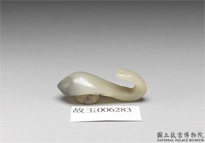 清 青玉带钩（附木隔板）