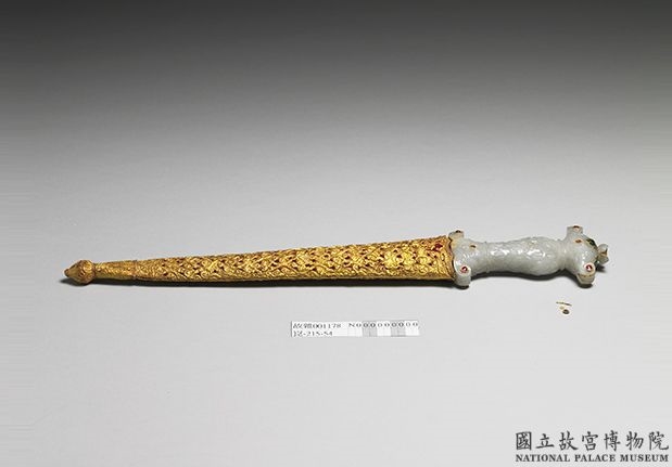 清 雕玉水仙纹柄嵌宝石短剑