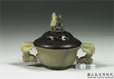清 青玉寿字雕花双耳炉