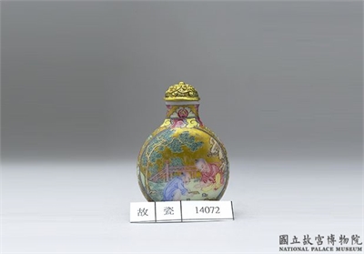 清 乾隆 玻璃胎画珐琅金地婴戏鼻烟壶