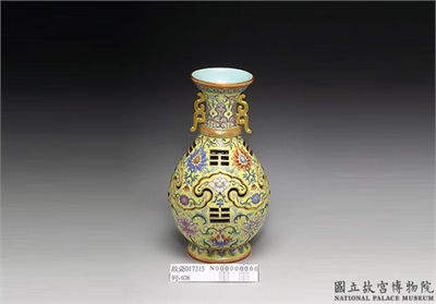 清 乾隆九年 洋彩黄锦地乾坤交泰转旋瓶