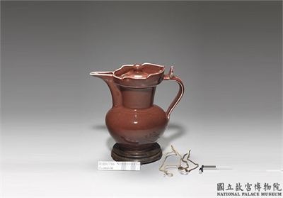 明 宣德 宝石红釉僧帽壶